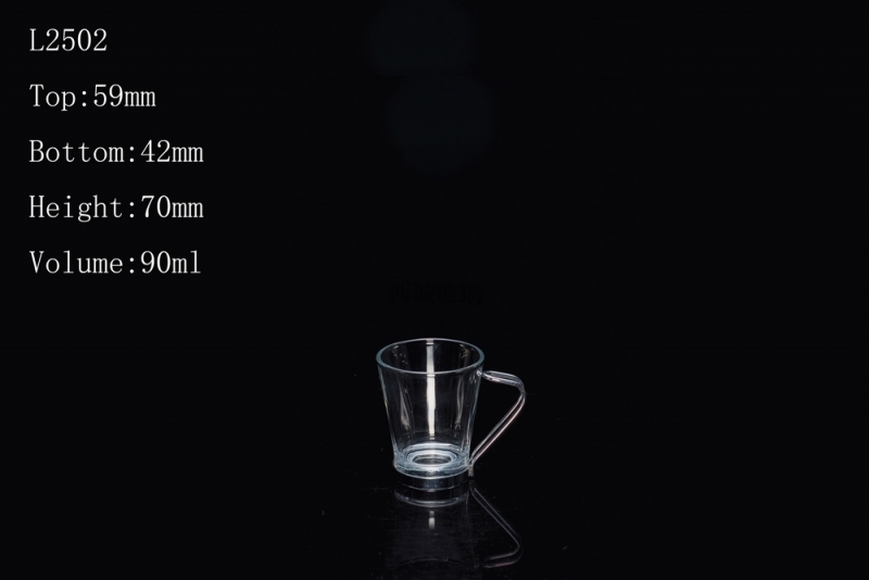 玻璃杯是用什么材料制成的